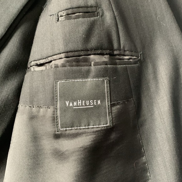Men’s Van Heusen suit. 48R - Picture 2 of 5